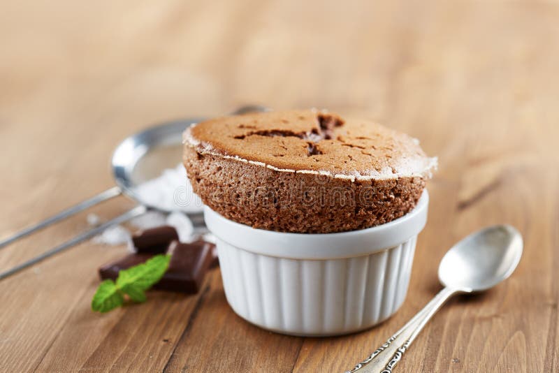 Soufflé de chocolate individual delicioso fotografia de stock