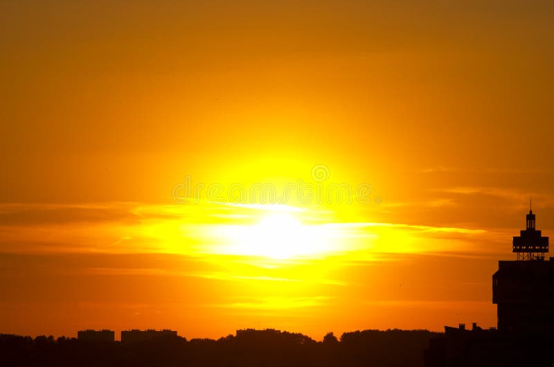 Souffle solaire de coucher du soleil rouge, le soleil aux nuages, silhouette de ville images libres de droits Souffle solaire de coucher du soleil rouge, le soleil aux nuages, silhouette de ville images libres de droits