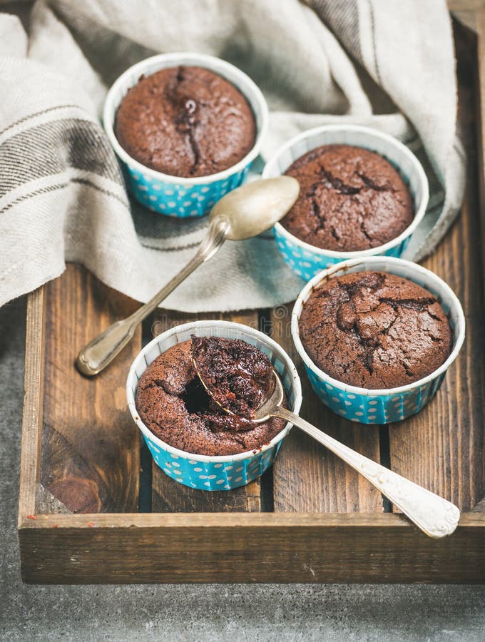 Soufflè del cioccolato in diverse tazze bollenti blu in vassoio di legno immagine stock libera da diritti Soufflè del cioccolato in diverse tazze bollenti blu in vassoio di legno immagine stock libera da diritti
