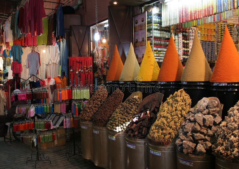 All'interno del souk di souvenir e negozi spezie nella medina di Marrakech (Marocco)