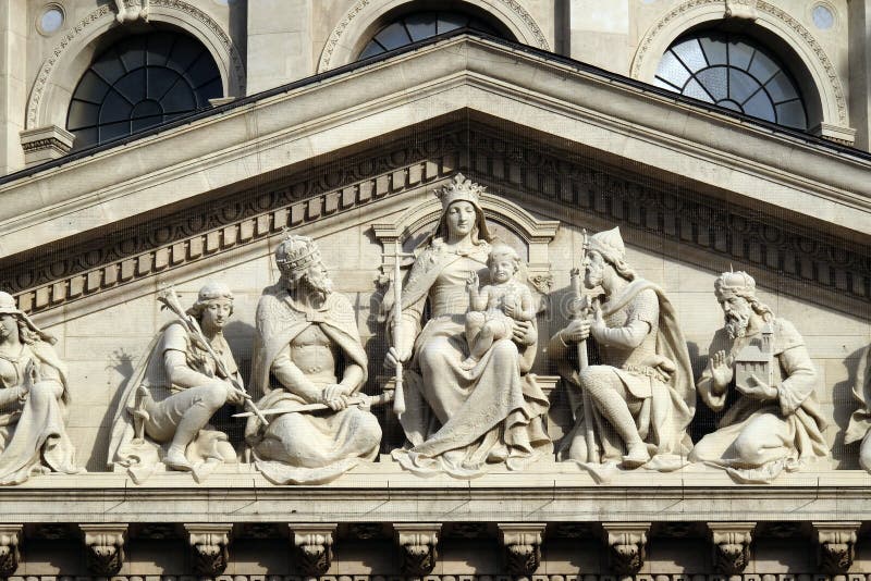 Soulagement bas de tympan montrant Vierge Marie et les saints hongrois, la basilique de St Stephen à Budapest photographie stock Soulagement bas de tympan montrant Vierge Marie et les saints hongrois, la basilique de St Stephen à Budapest photographie stock