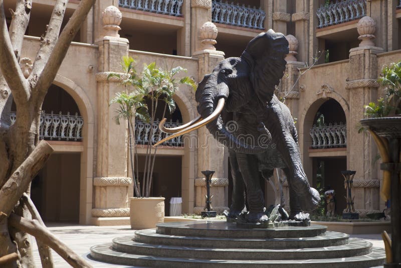 Soulagement de tête d'éléphant africain, roches artificielles dans Sun City, Afrique du Sud photos libres de droits Soulagement de tête d'éléphant africain, roches artificielles dans Sun City, Afrique du Sud photos libres de droits