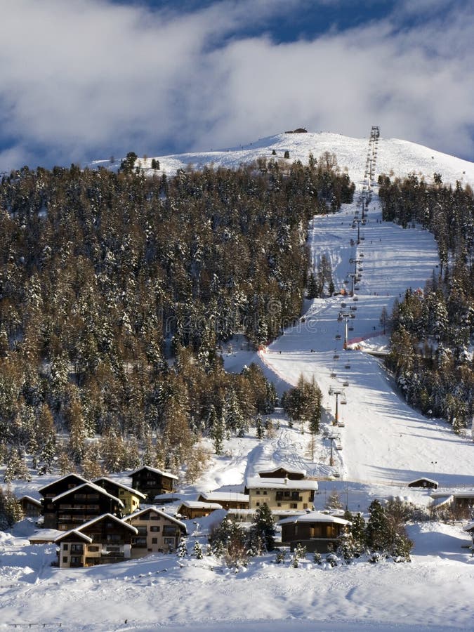 Remontée mécanique et montagne photographie stock libre de droits