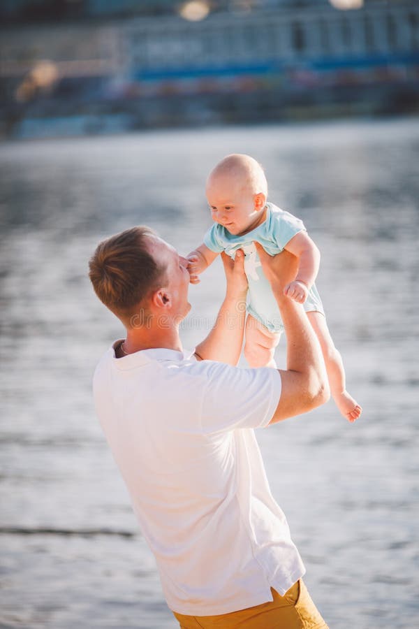Soumettez le Parenting, les vacances d'?t?, le p?re et le petit fils E images libres de droits Soumettez le Parenting, les vacances d'?t?, le p?re et le petit fils E images libres de droits