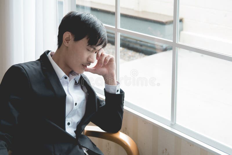 Soumis à une contrainte un homme d'affaires tient sa tête images stock Soumis à une contrainte un homme d'affaires tient sa tête images stock