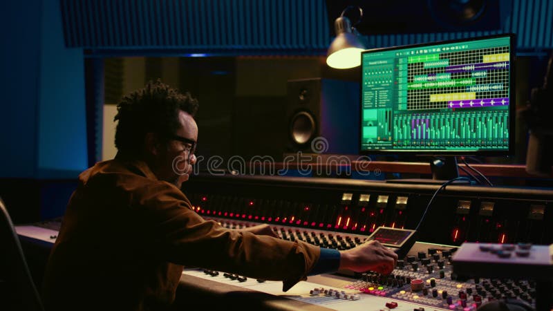 Sound designer utilise le mélange de console et la gestion des pistes audio banque de vidéos