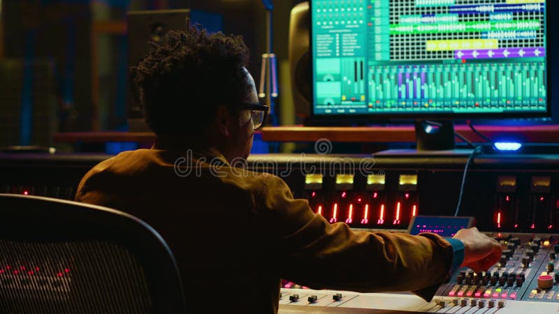 Sound designer utilise le mélange de console et la gestion des pistes audio clips vidéos