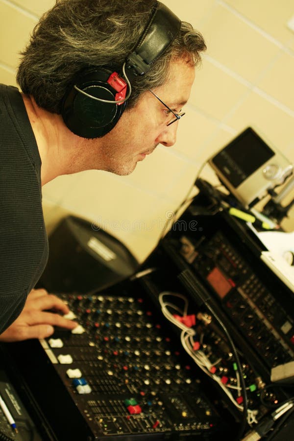 Hombre agotador auriculares antes electrónico sonido lámina, caucásico  blanco.