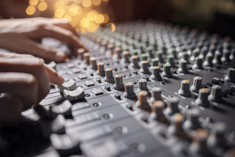 Centru de amestecare a studiourilor de înregistrare audio cu inginer sau producător de muzică royalty free stock photo