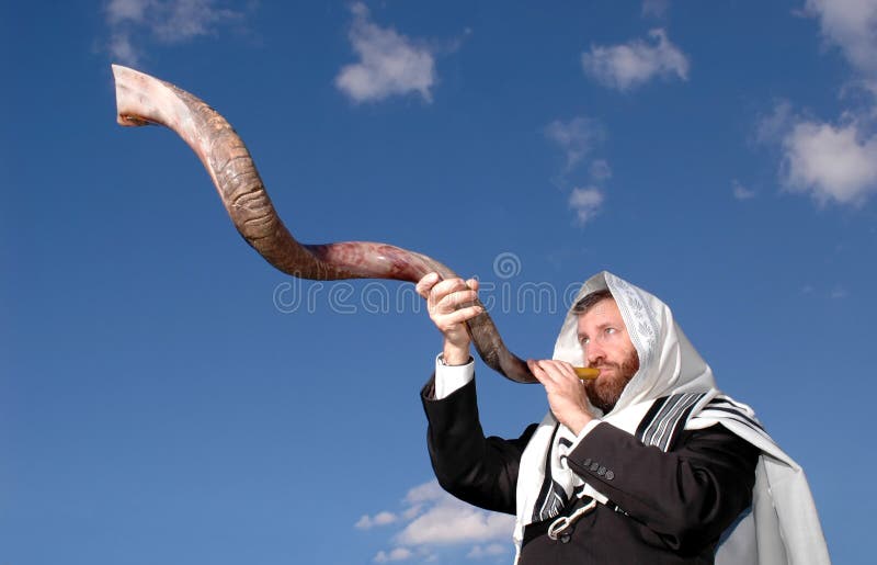 Uomo ebraico suona un lungo yemenita shofar fatta dal corno di un kudu.