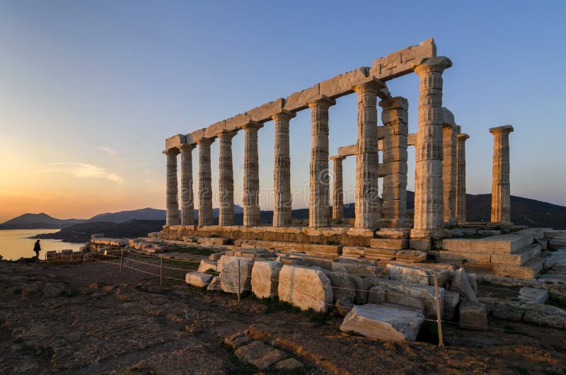 Sounion, Attika/Griechenland: Bunter Sonnenuntergang am Kap Sounion Und