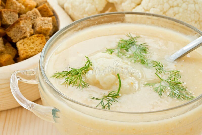 Zuppa di purè di cavolfiore e aneto in una ciotola.