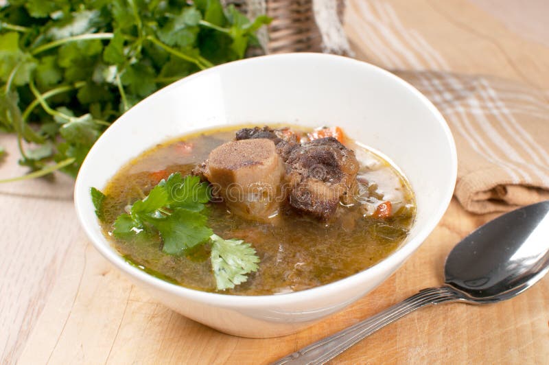 Soup med meat och ben och parsley