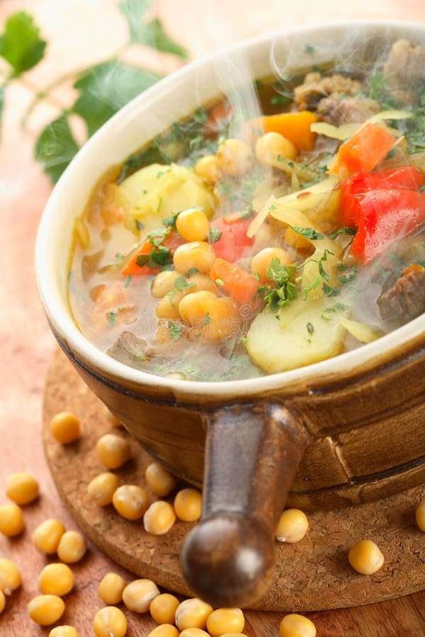 Gustosa la zuppa di piselli e verdure nel boccale.