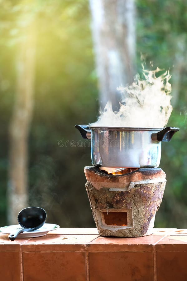 https://thumbs.dreamstime.com/b/soup-pot-charcoal-stove-traditional-vintage-cooking-boiling-87968860.jpg