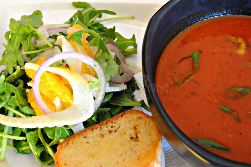 Zuppa di pomodoro e arancio, finocchio insalata per il pranzo.