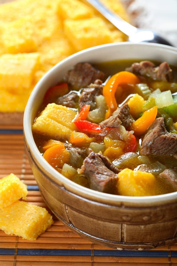 Gustosa zuppa con verdure e carne nella pentola.