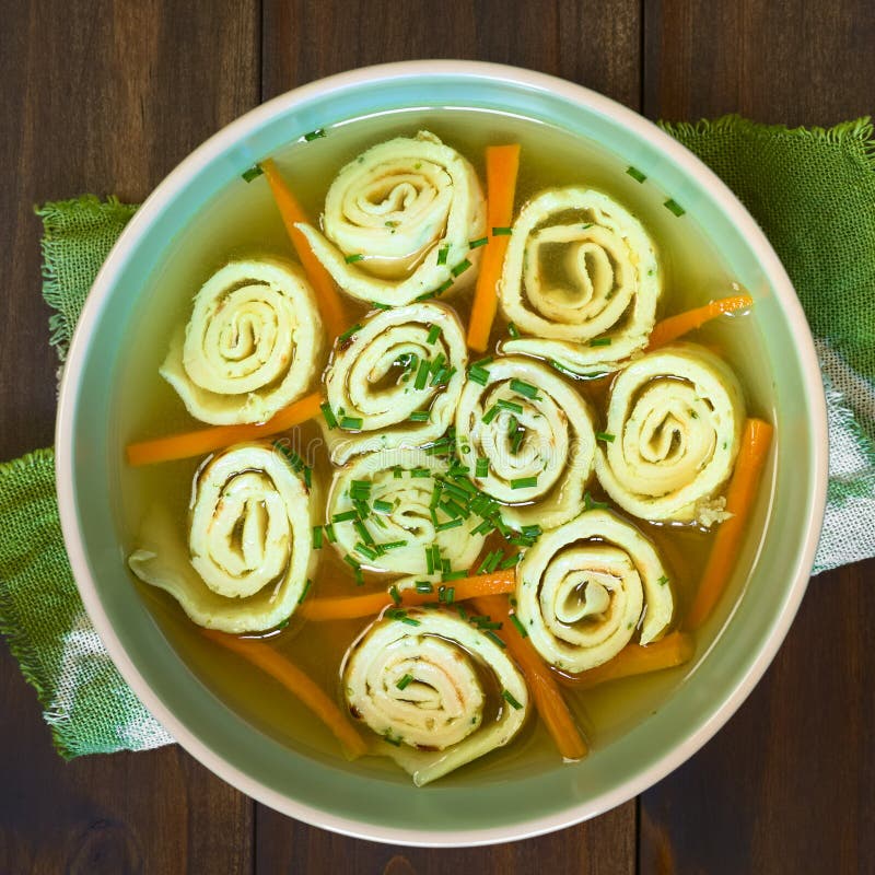 Soupe allemande à Flaedlesuppe avec la crêpe Rolls photos stock Soupe allemande à Flaedlesuppe avec la crêpe Rolls photos stock