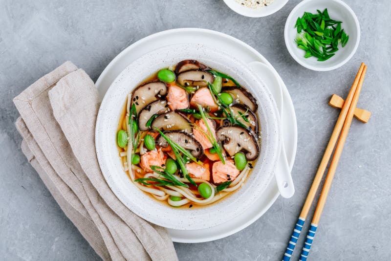 Nouilles soba avec oignons verts et edamame