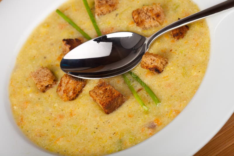 Soupe aux pommes de terre avec des croûtons image stock Soupe aux pommes de terre avec des croûtons image stock