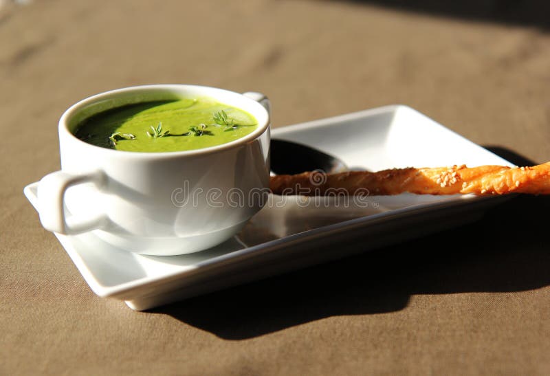 Soupe crème verte de céleri avec le biscuit photographie stock Soupe crème verte de céleri avec le biscuit photographie stock