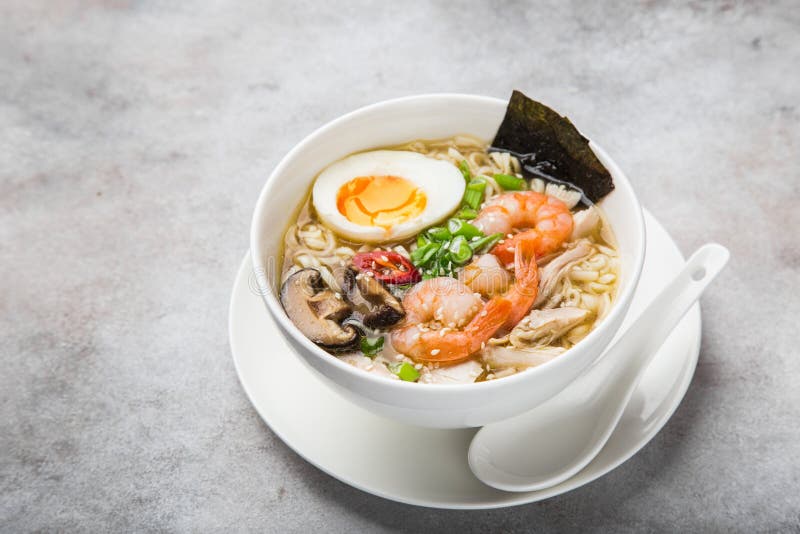 Soupe de nouilles de Ramen avec la crevette rose, les mushroms de shiitaké et l'oeuf dans le blanc images libres de droits Soupe de nouilles de Ramen avec la crevette rose, les mushroms de shiitaké et l'oeuf dans le blanc images libres de droits