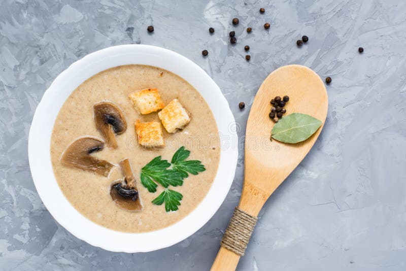 Soupe faite maison à crème de champignon avec les champignons de paris et la chapelure Vue supérieure