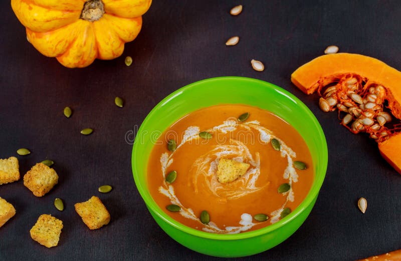 Soupe faite maison à crème de potiron sur le fond en bois image libre de droits Soupe faite maison à crème de potiron sur le fond en bois image libre de droits