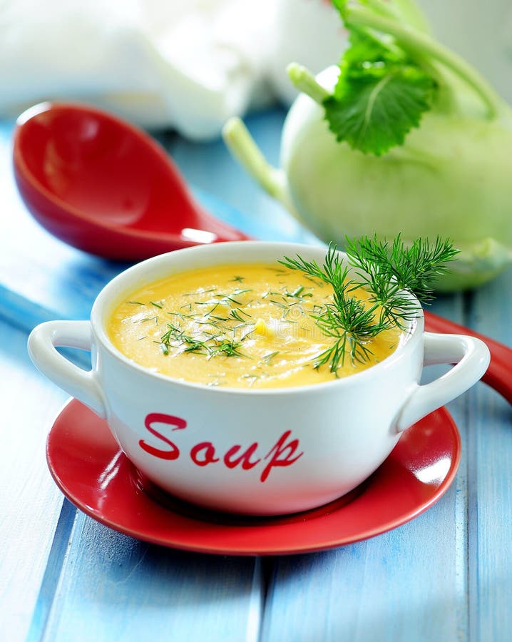 Soupe fraîche à crème de chou-rave avec l'aneth photo stock