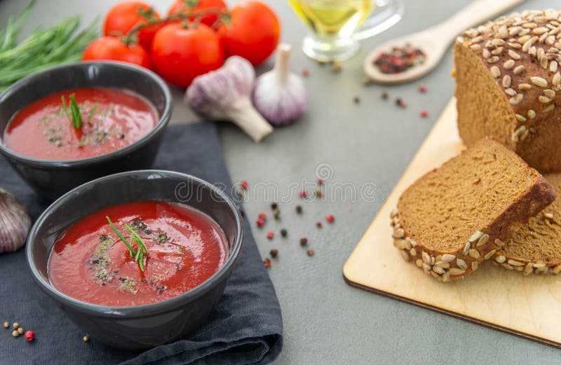 Soupe froide ? gazpacho de tomate dans un plat profond sur un fond en pierre image stock Soupe froide ? gazpacho de tomate dans un plat profond sur un fond en pierre image stock