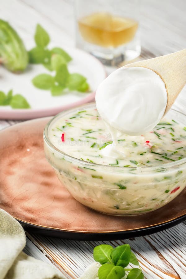Soupe froide à été d'okroshka des légumes image stock Soupe froide à été d'okroshka des légumes image stock