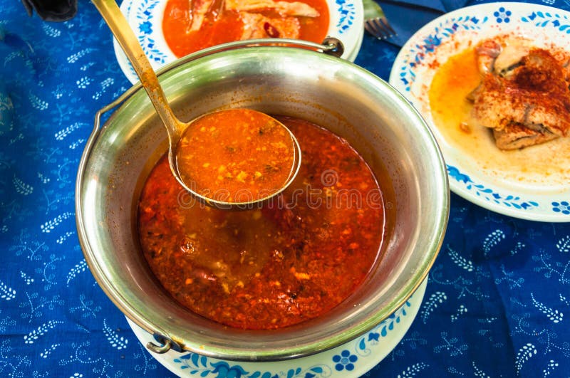 Soupe hongroise traditionnelle à poissons en Cs de ¡ de BogrÃ