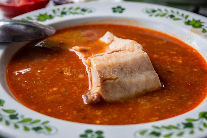Soupe hongroise à poissons avec le paprika