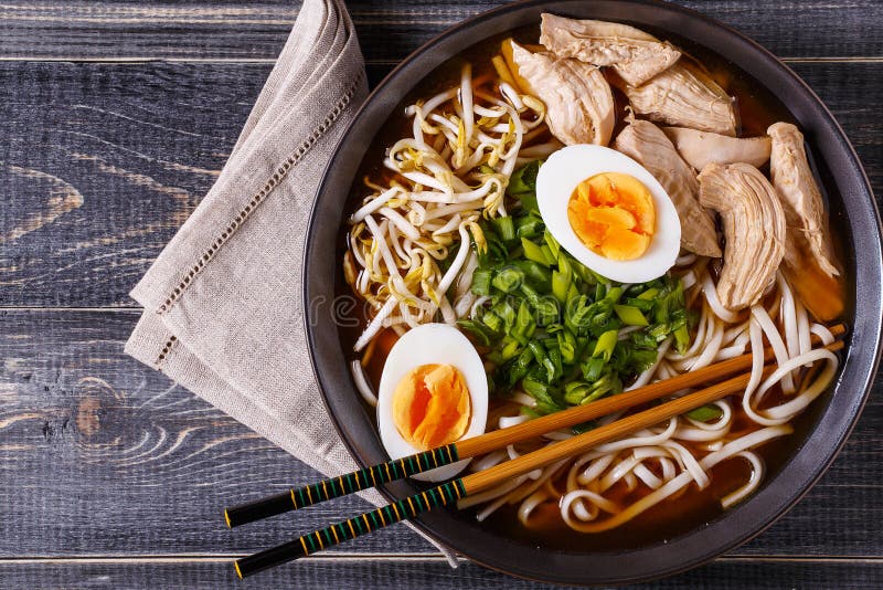 Soupe japonaise à ramen avec le poulet, l'oeuf, la ciboulette et la pousse image stock Soupe japonaise à ramen avec le poulet, l'oeuf, la ciboulette et la pousse image stock