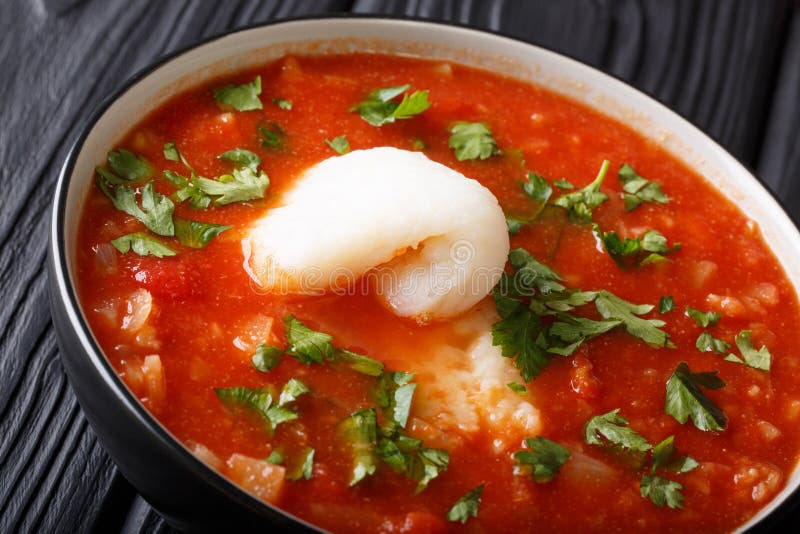 Soupe méditerranéenne à tomate de poissons avec le céleri, l'oignon, l'ail et la PA photographie stock libre de droits Soupe méditerranéenne à tomate de poissons avec le céleri, l'oignon, l'ail et la PA photographie stock libre de droits