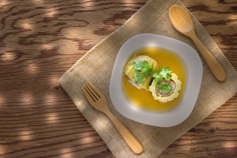 Soupe am?re bourr?e ? courge avec du porc hach? chevronn? sur le fond en bois images libres de droits Soupe am?re bourr?e ? courge avec du porc hach? chevronn? sur le fond en bois images libres de droits