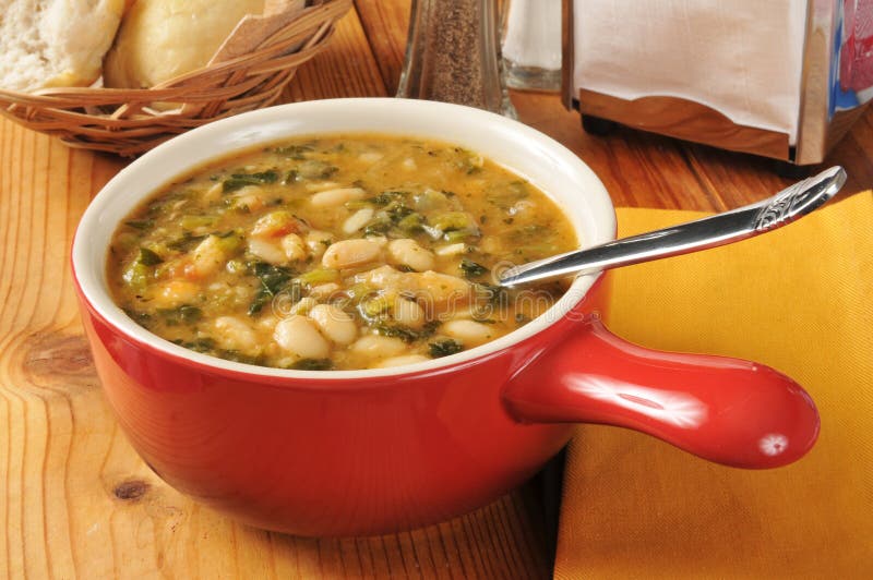 Soupe à chou frisé et à haricot blanc images stock Soupe à chou frisé et à haricot blanc images stock
