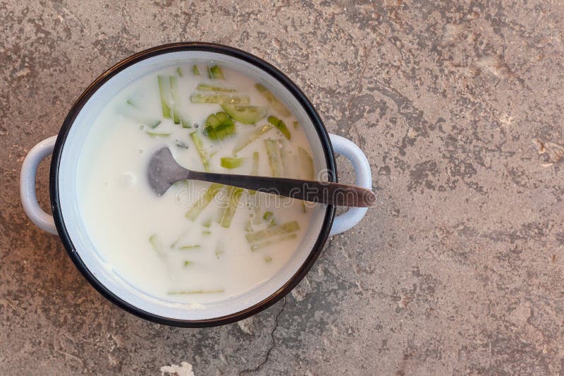Soupe à froid d'été Okroshka Préparation de la soupe froide avec les herbes fraîches photo libre de droits Soupe à froid d'été Okroshka Préparation de la soupe froide avec les herbes fraîches photo libre de droits
