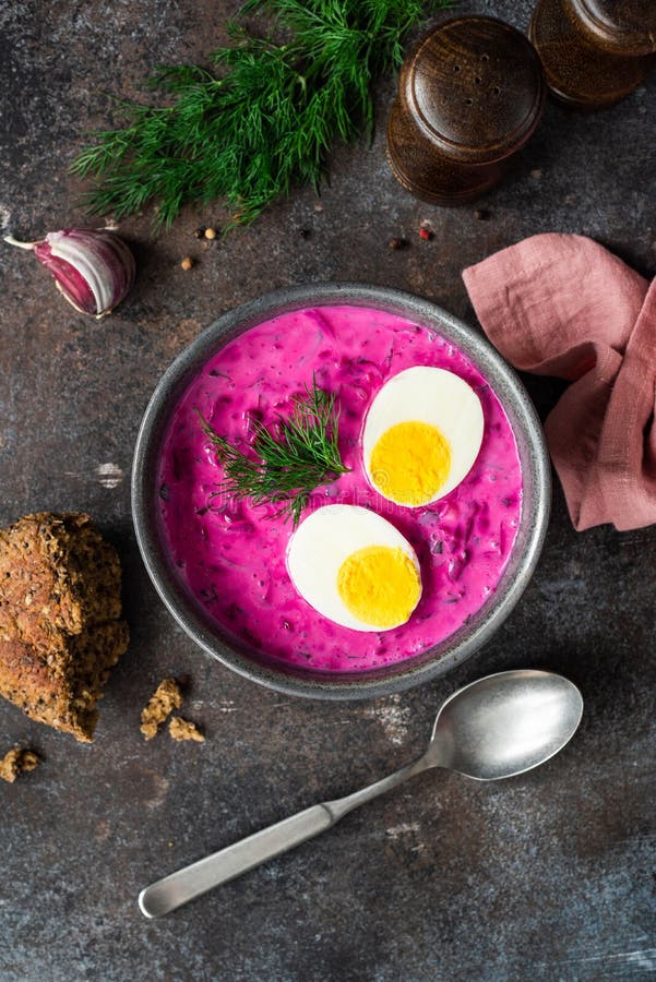 Soupe à la betterave froide avec l'oeuf à la coque image libre de droits Soupe à la betterave froide avec l'oeuf à la coque image libre de droits