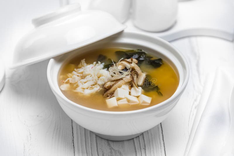 Soupe à poissons de Nutricious avec des légumes dans une cuvette image stock Soupe à poissons de Nutricious avec des légumes dans une cuvette image stock