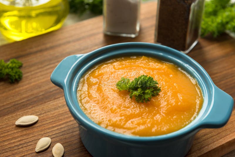 Download Soupe à Potiron Dans La Cuvette Avec Les Potirons, L'ail Et Le Persil Frais Image stock - Image du fond, home: 76078069