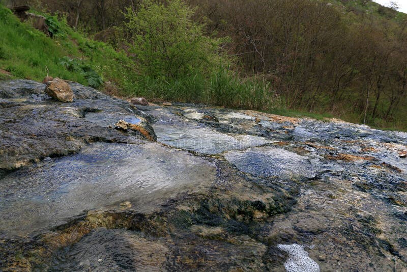 Река тиг. Минеральные воды склоны. Минеральные воды ванночки на склоне горы. Как раскопать источник воды на склоне горы.