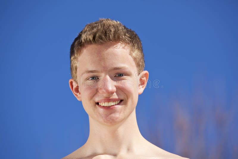 Souriant 16 années d'adolescent images stock