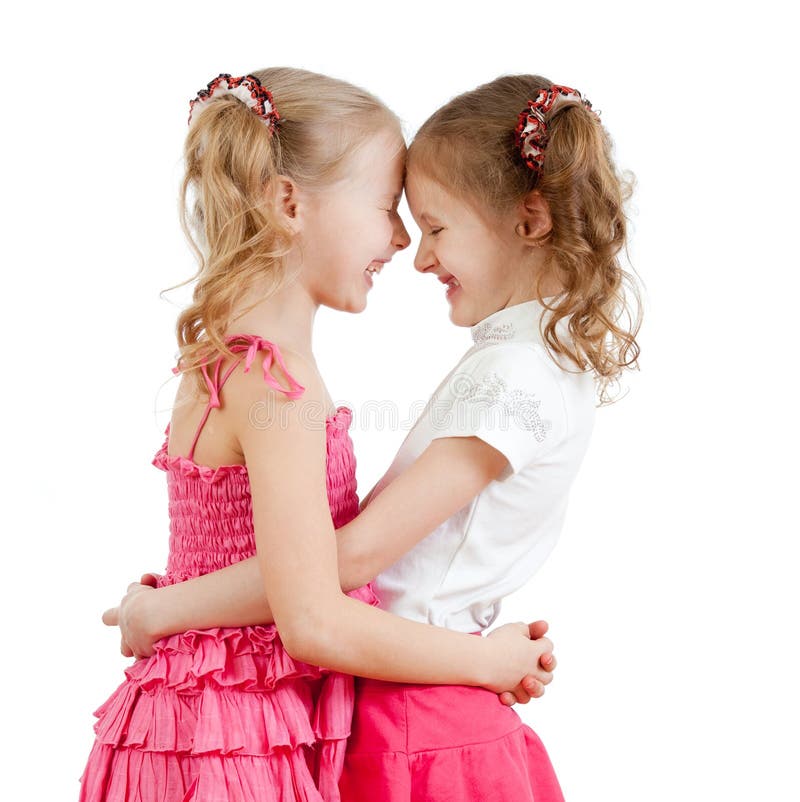 Souriant et étreignant les filles mignonnes, meilleurs amis. photo libre de droits Souriant et étreignant les filles mignonnes, meilleurs amis. photo libre de droits