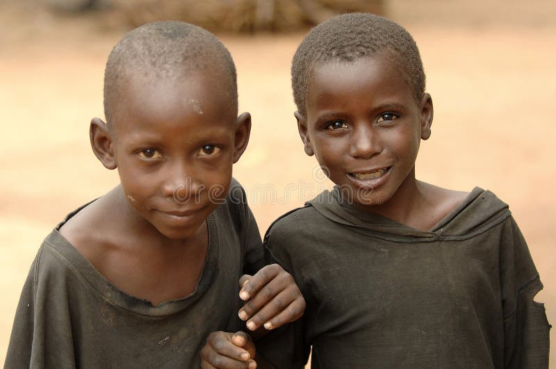 De jeunes garçons africains pauvres sourient photographie stock
