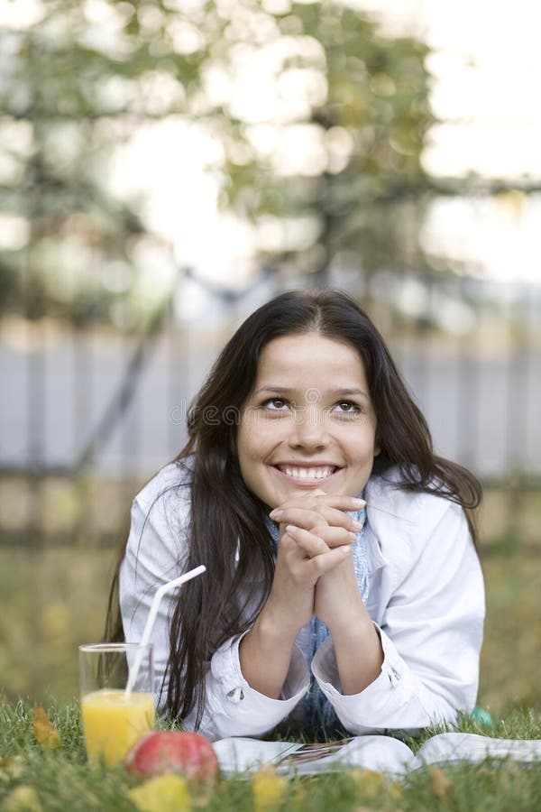 Sourire amical, femme au stationnement photos libres de droits