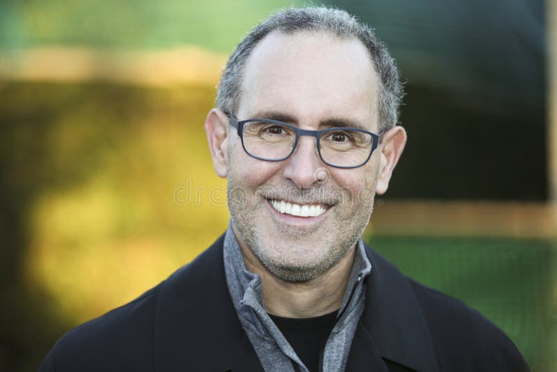 sourire aîné d'homme d'appareil-photo photo libre de droits sourire aîné d'homme d'appareil-photo photo libre de droits