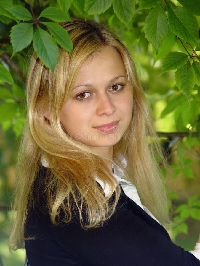 Sourire blond de fille photos libres de droits Sourire blond de fille photos libres de droits