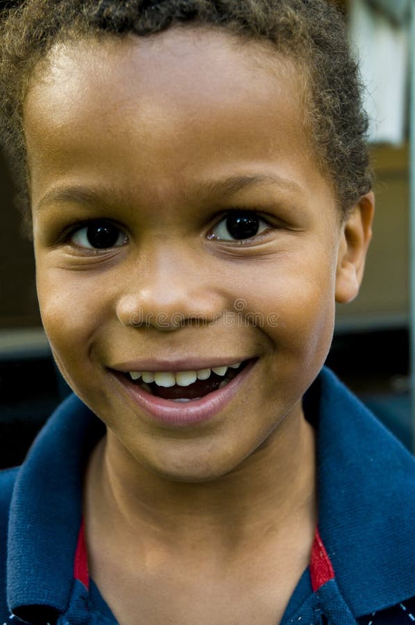 Sourire coloré mignon de garçon images stock Sourire coloré mignon de garçon images stock
