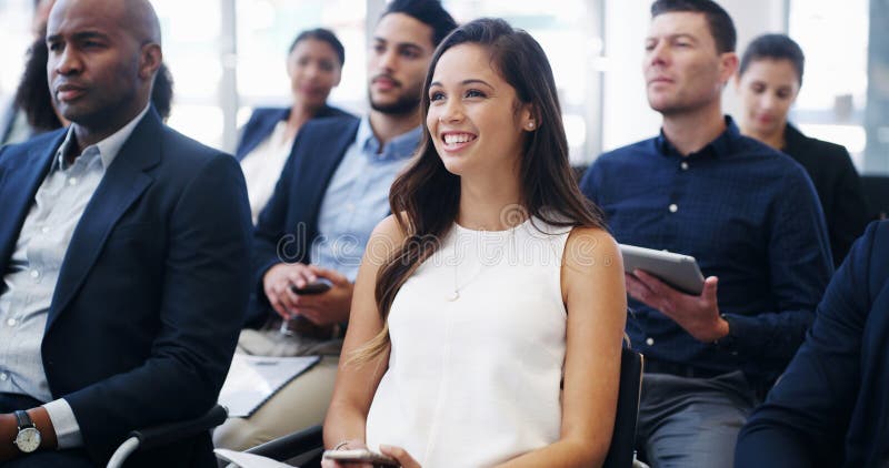 Sourire d'événement et séminaire avec une femme d'affaires à la conférence pour la conférence de discours et l'atelier. La foule d photographie stock libre de droits